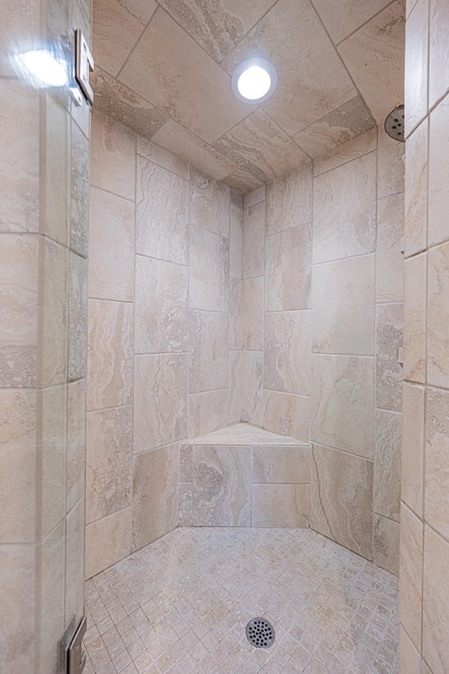 bathroom featuring a tile shower
