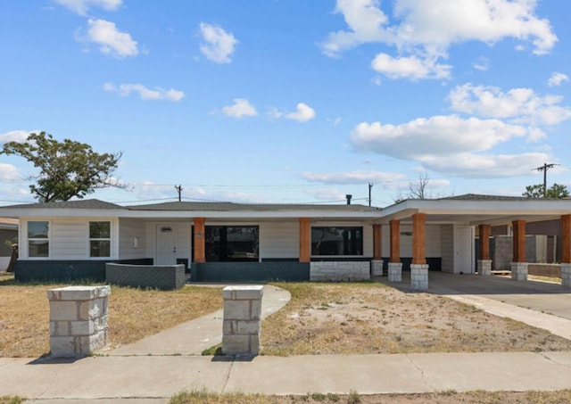 view of front facade featuring a carport