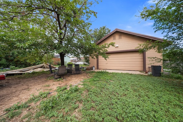 1606 Johnson St, Big Spring, TX 79720 - view of yard featuring a detached garage