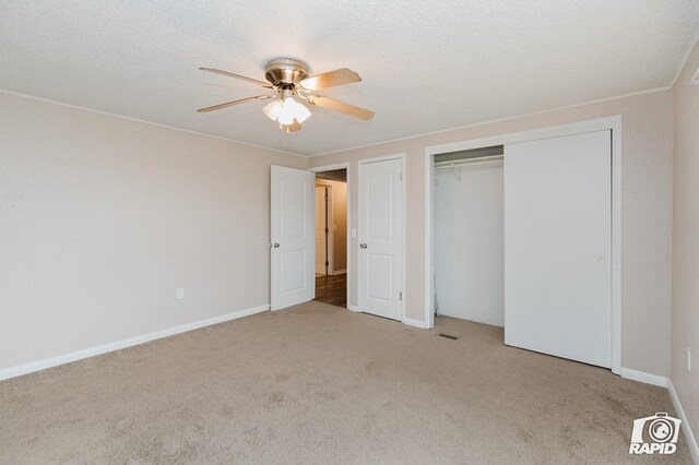 unfurnished bedroom featuring a textured ceiling, ceiling fan, and light carpet