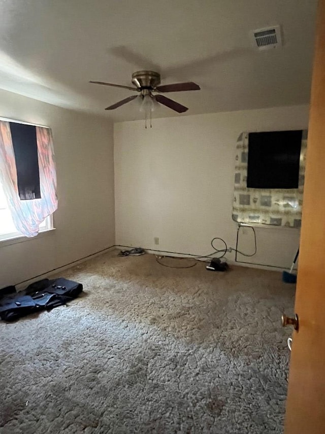 carpeted empty room featuring ceiling fan