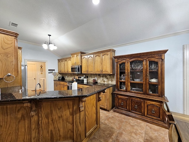 916-B Bronstad Dr, Andrews, TX 79714 - kitchen with stainless steel appliances, ornamental molding, decorative backsplash, a peninsula, and vaulted ceiling