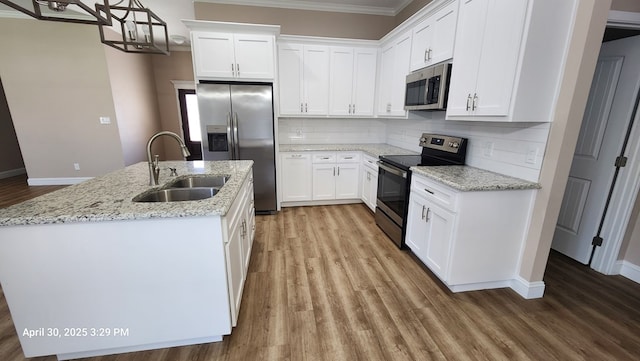 1104 Osprey Dr, Midland, TX 79706 - kitchen featuring a sink, tasteful backsplash, crown molding, light wood-style flooring, and appliances with stainless steel finishes