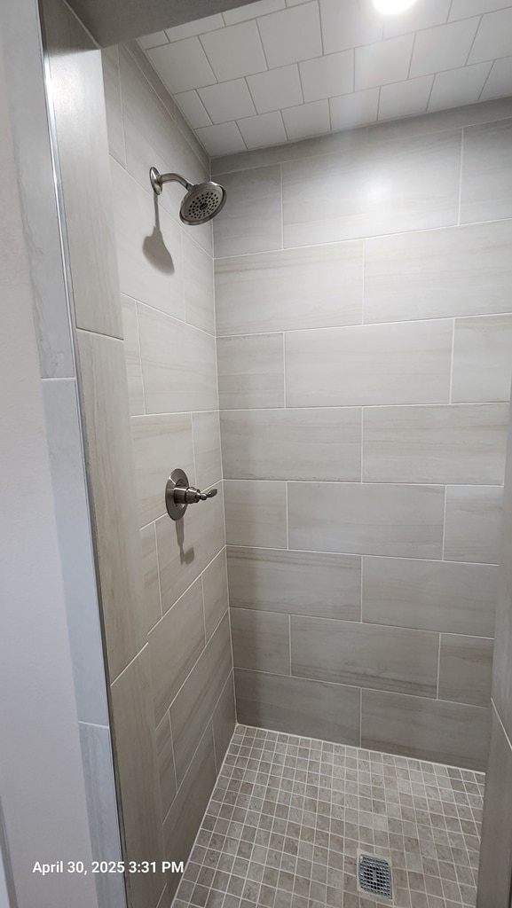 1104 Osprey Dr, Midland, TX 79706 - bathroom with a tile shower