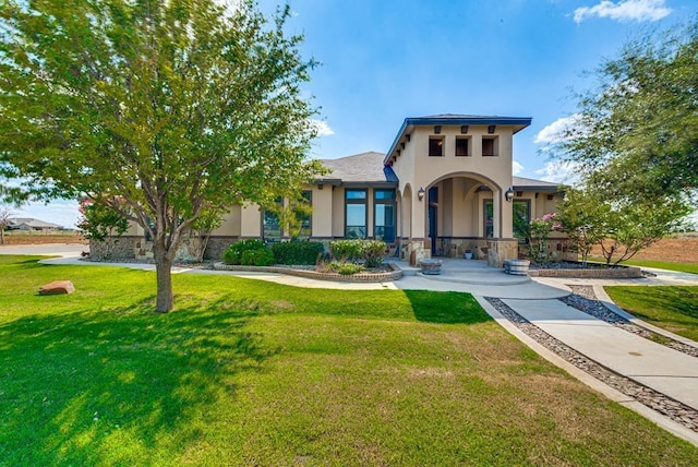 view of front facade featuring a front yard