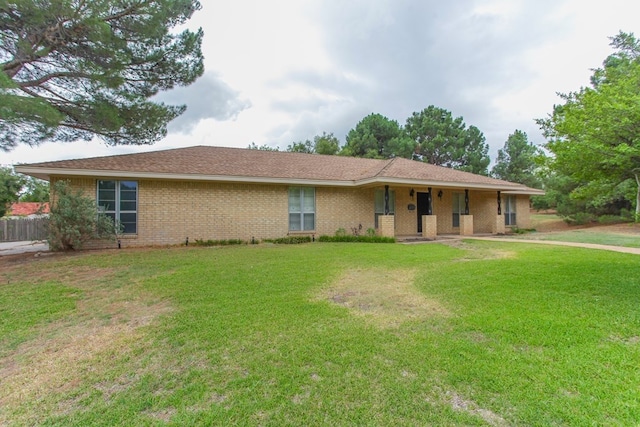 view of front facade featuring a front lawn