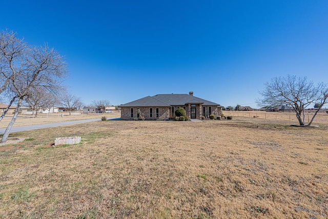 view of front of home featuring a rural view and a front yard