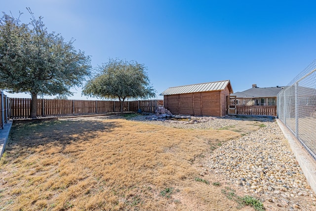 view of yard with a storage unit