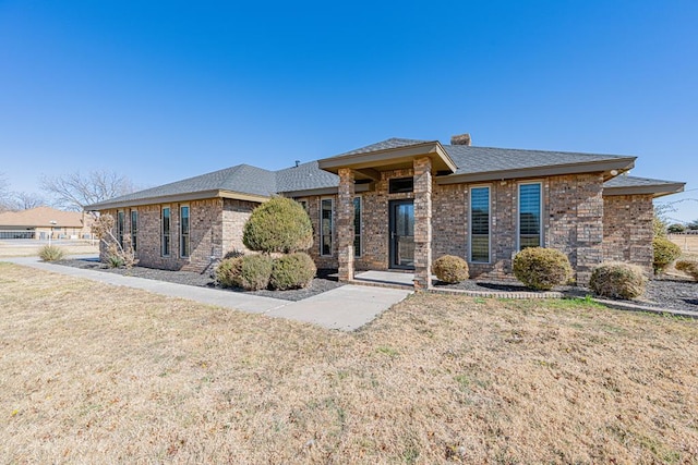 view of front of house with a front lawn