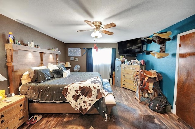 bedroom featuring a textured ceiling, hardwood / wood-style flooring, and ceiling fan