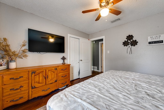 3906 Lehigh Dr, Midland, TX 79707 - bedroom with dark wood-type flooring, a closet, a textured ceiling, and a ceiling fan
