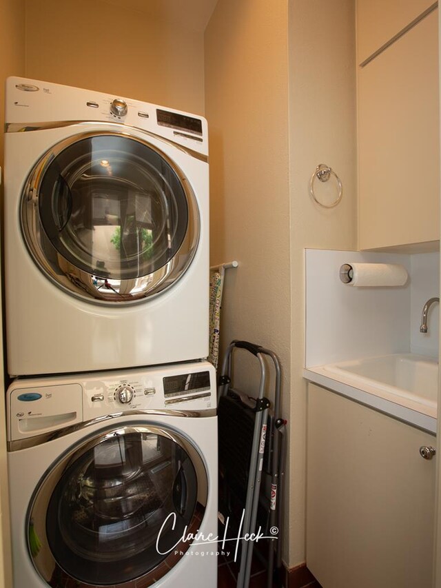 laundry area with sink and stacked washer and clothes dryer