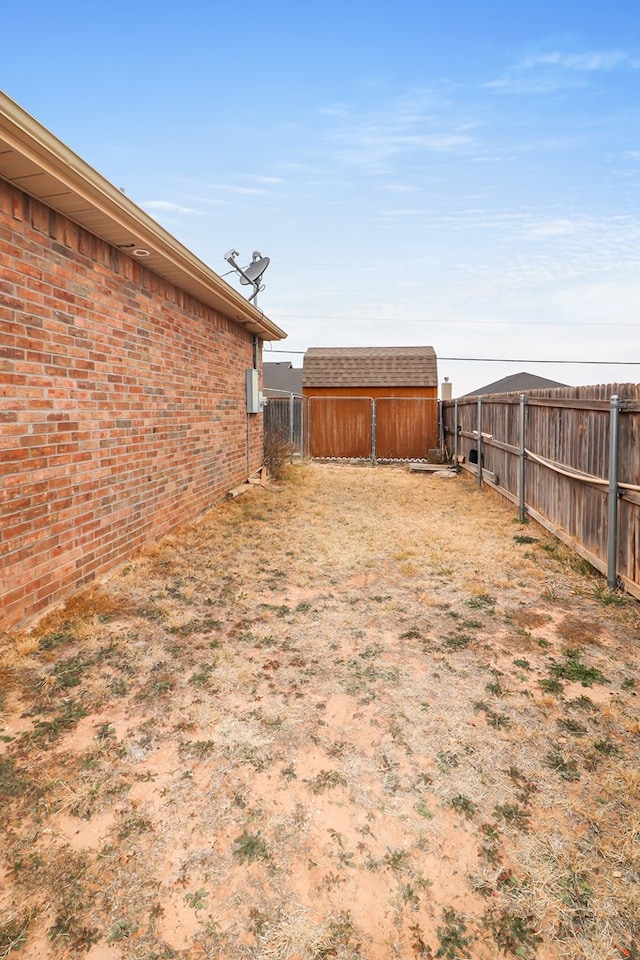 view of yard featuring a storage unit