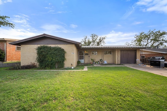 704 Birdwell Ln, Big Spring, TX 79720 - ranch-style house featuring brick siding and a front yard