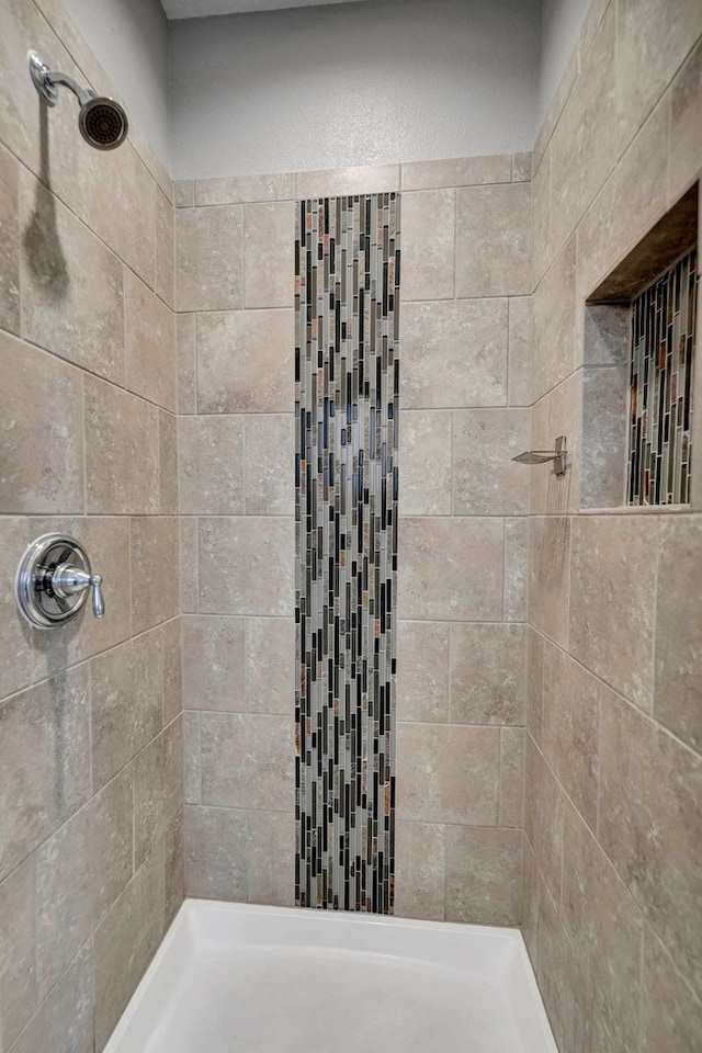 bathroom featuring a tile shower