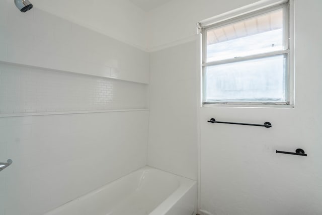 bathroom featuring tiled shower / bath