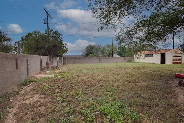 1603 Sycamore St, Big Spring, TX 79720 - view of yard with an outbuilding