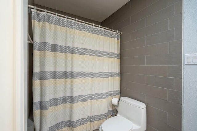 4508 Island Dr, Midland, TX 79707 - bathroom featuring toilet and a shower with curtain
