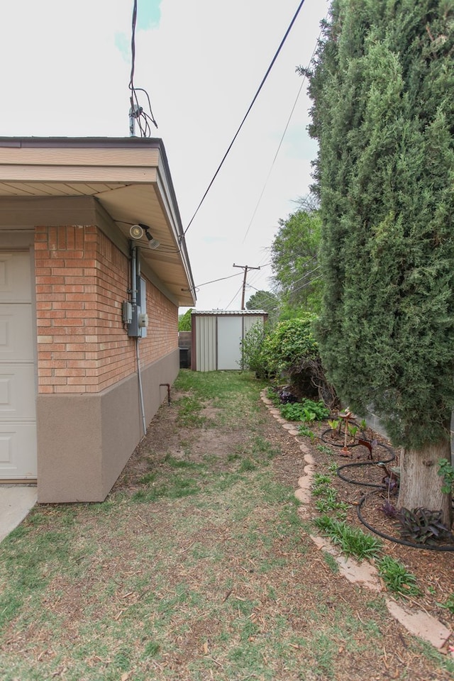 view of yard featuring a storage shed and an outdoor structure