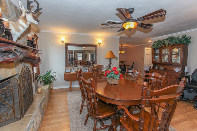 dining area featuring light wood-type flooring, ornamental molding, and ceiling fan