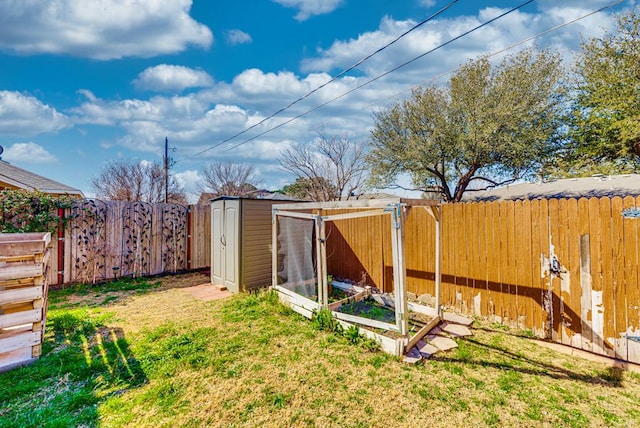 view of yard with an outbuilding