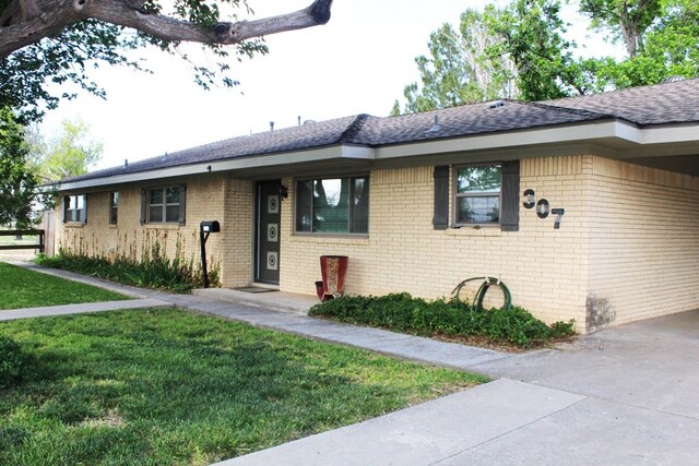 view of front facade featuring a front yard