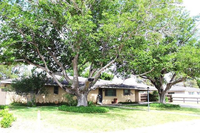 single story home with a front lawn