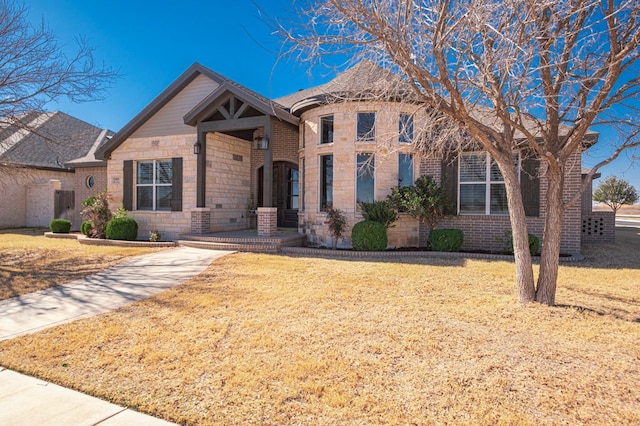 view of front facade featuring a front yard