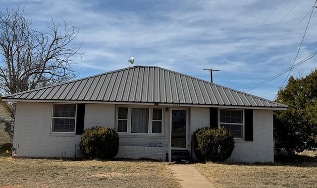 view of front of property with a front lawn