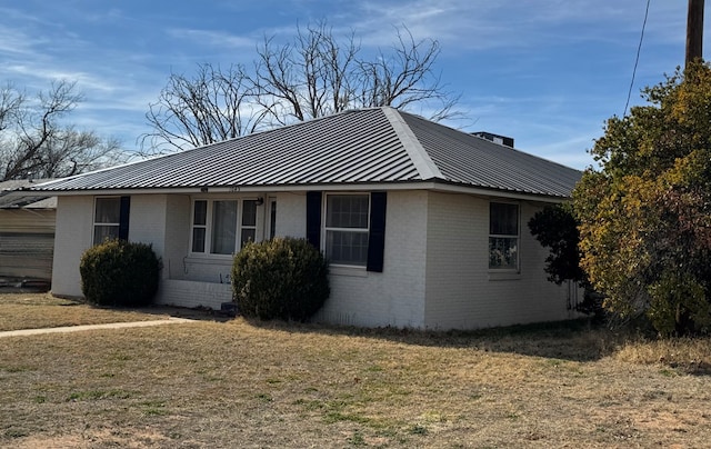 view of side of property featuring a yard