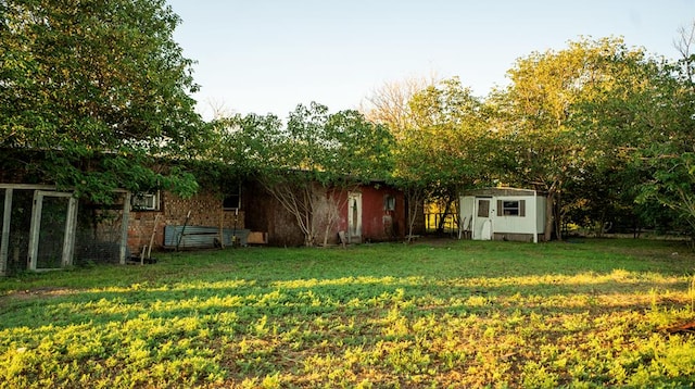 view of yard featuring a storage unit