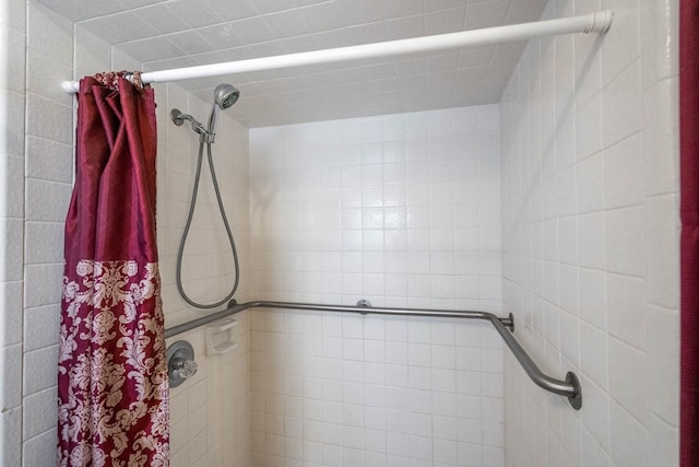 full bath with a tile shower