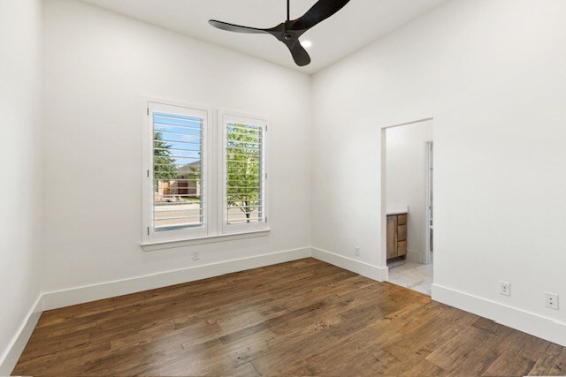 empty room featuring dark hardwood / wood-style floors and ceiling fan