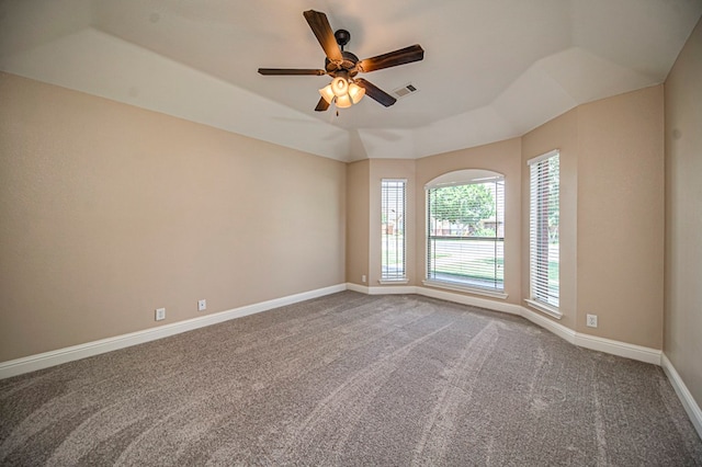 spare room with carpet floors, ceiling fan, and a tray ceiling