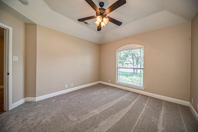 empty room featuring ceiling fan, carpet flooring, and a tray ceiling