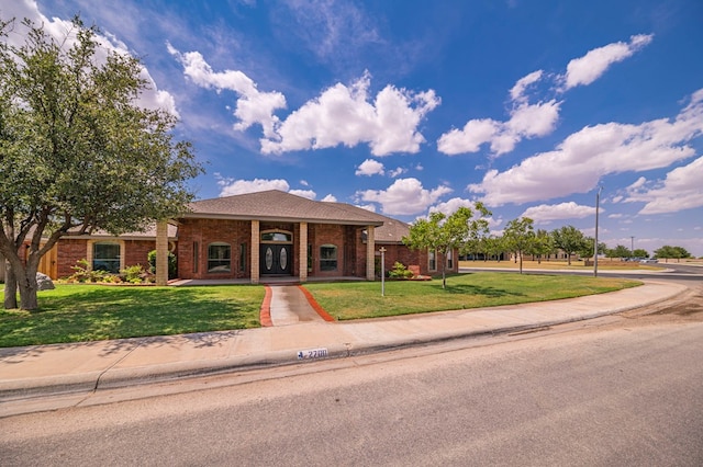 view of front of house featuring a front yard