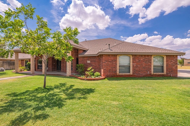 ranch-style house featuring a front yard