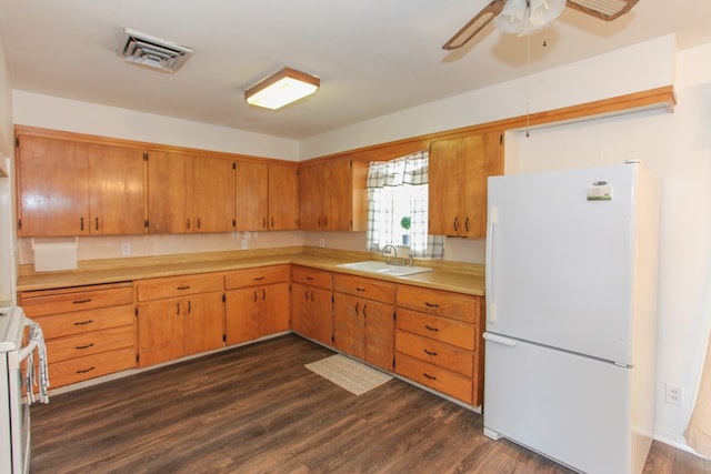 kitchen with ceiling fan, sink, dark wood-type flooring, and white appliances