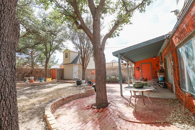 view of yard featuring a patio area