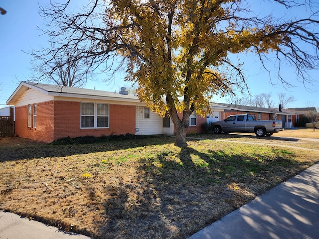 ranch-style home featuring a front lawn