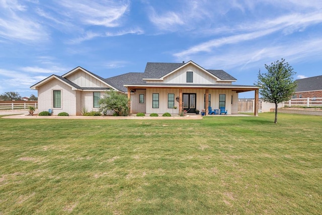 view of front of property featuring fence and a front yard