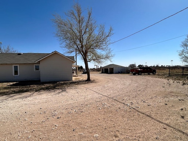 view of yard featuring driveway