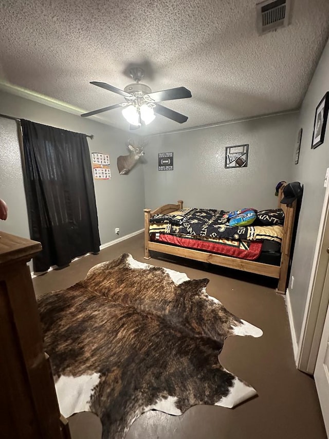 bedroom featuring ceiling fan and a textured ceiling