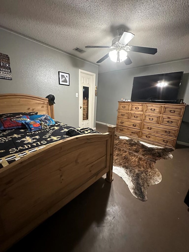 bedroom featuring ceiling fan and a textured ceiling