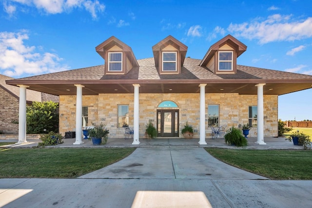 view of front of property featuring a front lawn