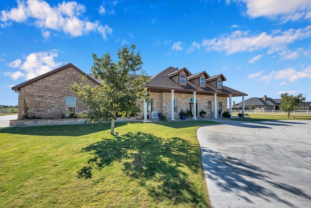 view of front of home featuring a front yard