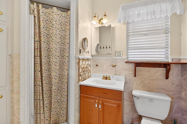 4709 Shadylane Dr, Midland, TX 79703 - bathroom with toilet, vanity, curtained shower, and tile walls