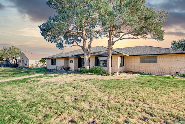 view of front of home featuring a lawn