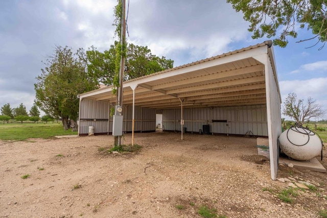 2950 Ranch Road 33, Big Spring, TX 79720 - view of vehicle parking featuring a detached carport, a pole building, and dirt driveway