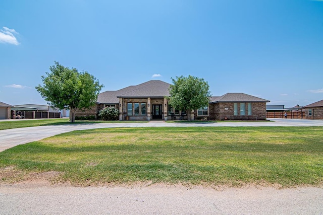 view of front facade featuring curved driveway and a front lawn